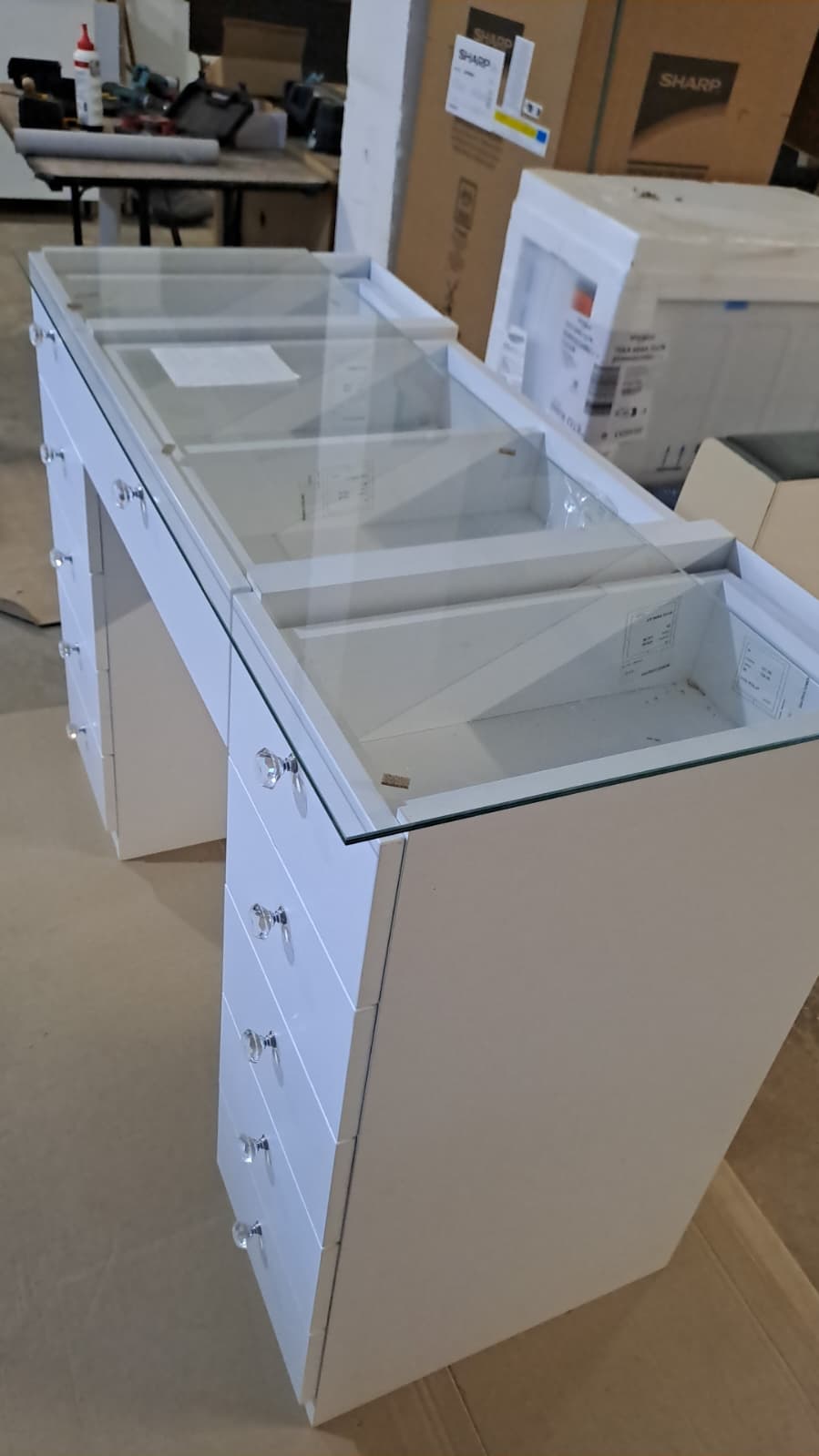 Masă cu Suprafață de Sticlă, Sertare